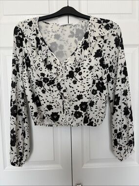 NWOT Astr Black and White Floral V-Neck Long Sleeve Blouse